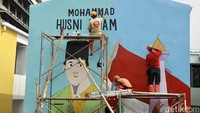 Pembuatan mural di dinding permukiman Kampung Gembira Gembrong, mengusung beberapa tema seperti kebangsaan, kebudayaan hingga kebersihan.