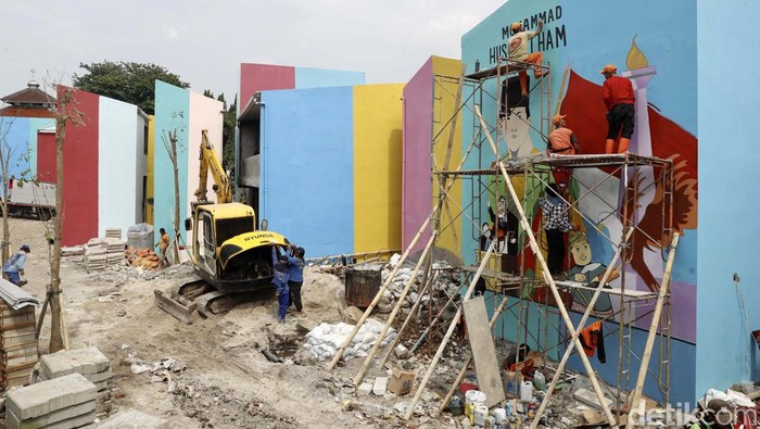 Yuk! Lihat Tahap Akhir Revitalisasi Kampung Gembira Revitalisasi Kampung Gembira Gembrong, Jakarta Timur, terus dikebut. Proyek ini ditargetkan selesai akhir September 2022.