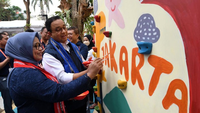 Anies Resmikan Taman Literasi Martha Christina Tiahahu Gubernur DKI Jakarta Anies Baswedan menyampaikan sambutannya saat peresmian Taman Literasi Martha Christina Tiahahu di Blok M, Jakarta Selatan, Minggu (18/9/2022). Taman yang dibangun oleh Badan Usaha Milik Daerah (BUMD) DKI Jakarta PT Mass Rapid Transit (MRT) Jakarta tersebut dibangun untuk menjadi ruang baca sekaligus ruang berkreativitas dan bertukar ide bagi seluruh lapisan masyarakat. ANTARA FOTO/Aditya Pradana Putra/nz.