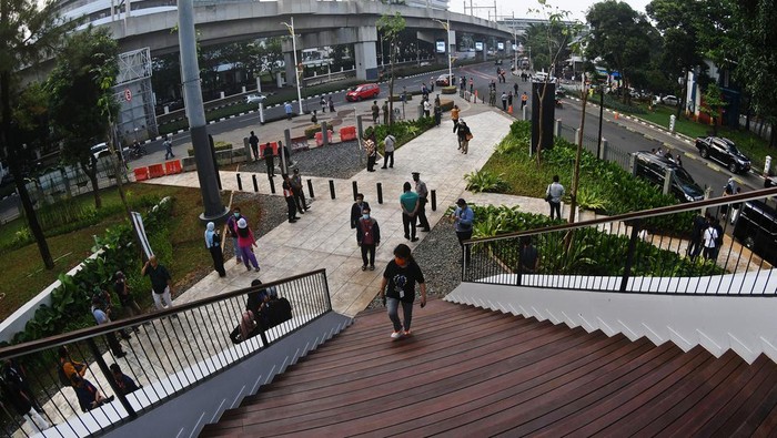 Gubernur DKI Jakarta Anies Baswedan menyampaikan sambutannya saat peresmian Taman Literasi Martha Christina Tiahahu di Blok M, Jakarta Selatan, Minggu (18/9/2022). Taman yang dibangun oleh Badan Usaha Milik Daerah (BUMD) DKI Jakarta PT Mass Rapid Transit (MRT) Jakarta tersebut dibangun untuk menjadi ruang baca sekaligus ruang berkreativitas dan bertukar ide bagi seluruh lapisan masyarakat. ANTARA FOTO/Aditya Pradana Putra/nz.