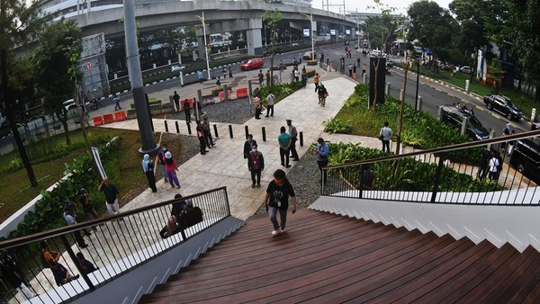 Taman itu berada di kawasan Blok M, tepatnya di Jalan Sisingamangaraja, Kebayoran Baru. Lokasi taman ini dinilai bisa menjadi titik temu para warga karena lokasinya yang berada di lokasi transit dan alih moda transportasi Blok M - Sisingamangaraja, melalui halte Integrasi Centrale Stichting Wederopbouw (CSW), terminal Blok M, dan stasiun MRT Jakarta. Taman itu berada di kawasan Blok M, tepatnya di Jalan Sisingamangaraja, Kebayoran Baru. Lokasi taman ini dinilai bisa menjadi titik temu para warga karena lokasinya yang berada di lokasi transit dan alih moda transportasi Blok M - Sisingamangaraja, melalui halte Integrasi Centrale Stichting Wederopbouw (CSW), terminal Blok M, dan stasiun MRT Jakarta.