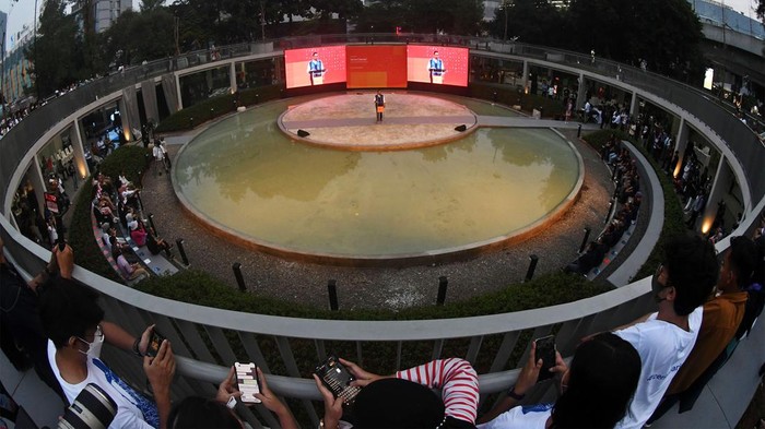 Anies Resmikan Taman Literasi Martha Christina Tiahahu Gubernur DKI Jakarta Anies Baswedan menyampaikan sambutannya saat peresmian Taman Literasi Martha Christina Tiahahu di Blok M, Jakarta Selatan, Minggu (18/9/2022). Taman yang dibangun oleh Badan Usaha Milik Daerah (BUMD) DKI Jakarta PT Mass Rapid Transit (MRT) Jakarta tersebut dibangun untuk menjadi ruang baca sekaligus ruang berkreativitas dan bertukar ide bagi seluruh lapisan masyarakat. ANTARA FOTO/Aditya Pradana Putra/nz.