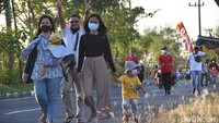 Para suporter yang datang juga membawa keluarga ke Stadion GBT (Foto: Deny Prastyo Utomo/detikJatim)