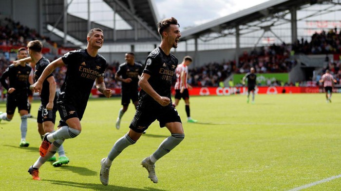 Arsenals Portuguese midfielder Fabio Vieira (R) celebrates with Arsenals Swiss midfielder Granit Xhaka after scoring the teams third goal during the English Premier League football match between Brentford and Arsenal at the Gtech Community Stadium in London on September 18, 2022. - - RESTRICTED TO EDITORIAL USE. No use with unauthorized audio, video, data, fixture lists, club/league logos or live services. Online in-match use limited to 120 images. An additional 40 images may be used in extra time. No video emulation. Social media in-match use limited to 120 images. An additional 40 images may be used in extra time. No use in betting publications, games or single club/league/player publications. (Photo by Ian Kington / AFP) / RESTRICTED TO EDITORIAL USE. No use with unauthorized audio, video, data, fixture lists, club/league logos or live services. Online in-match use limited to 120 images. An additional 40 images may be used in extra time. No video emulation. Social media in-match use limited to 120 images. An additional 40 images may be used in extra time. No use in betting publications, games or single club/league/player publications. / RESTRICTED TO EDITORIAL USE. No use with unauthorized audio, video, data, fixture lists, club/league logos or live services. Online in-match use limited to 120 images. An additional 40 images may be used in extra time. No video emulation. Social media in-match use limited to 120 images. An additional 40 images may be used in extra time. No use in betting publications, games or single club/league/player publications. (Photo by IAN KINGTON/AFP via Getty Images)