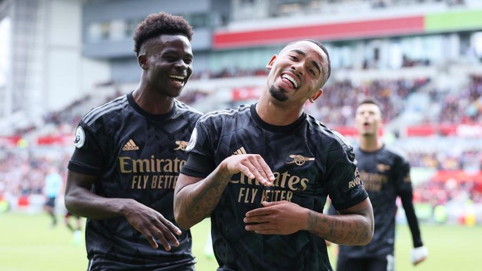 BRENTFORD, ENGLAND - SEPTEMBER 18: Gabriel Jesus of Arsenal celebrates with teammate Bukayo Saka after scoring their sides second goal during the Premier League match between Brentford FC and Arsenal FC at Brentford Community Stadium on September 18, 2022 in Brentford, England. (Photo by Richard Heathcote/Getty Images)