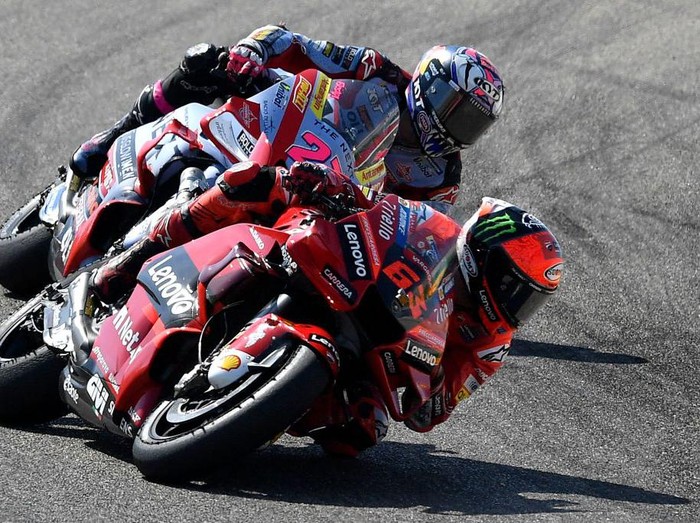 Ducati Italian rider Francesco Bagnaia rides ahead of Ducati Gresini Italian rider Enea Bastianini (L) during the Moto Grand Prix GP of Aragon at the Motorland circuit in Alcaniz on September 18, 2022. (Photo by Pau BARRENA / AFP) (Photo by PAU BARRENA/AFP via Getty Images)