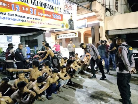 Polsek Lima Puluh menangkap 19 orang remaja dalam razia usai beredar video viral.