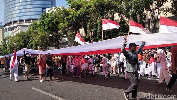 Bendera 800 meter dibentangkan di Jalan Tunjungan Surabaya