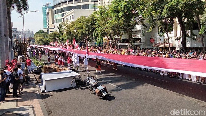 Bendera sepanjang 800 meter dibentangkan di Jalan Tunjungan, Surabaya