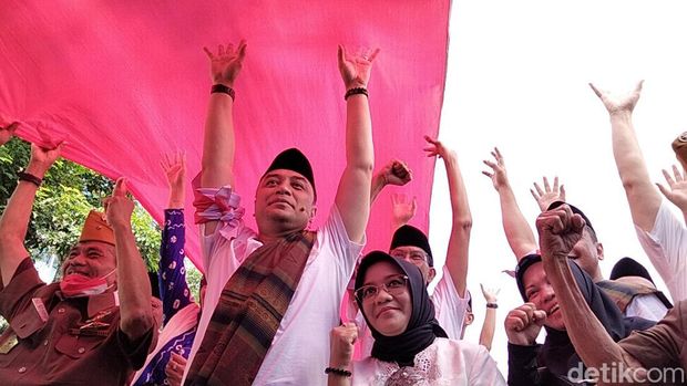 Bendera sepanjang 800 meter dibentangkan di Jalan Tunjungan, Surabaya