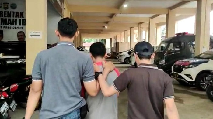 DAR seorang ayah yang memukul kemaluan anak perempuannya hingga bengkak diamankan polisi di Bengkulu. Istimewa