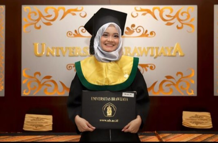 Calista, Lulusan Termuda UB