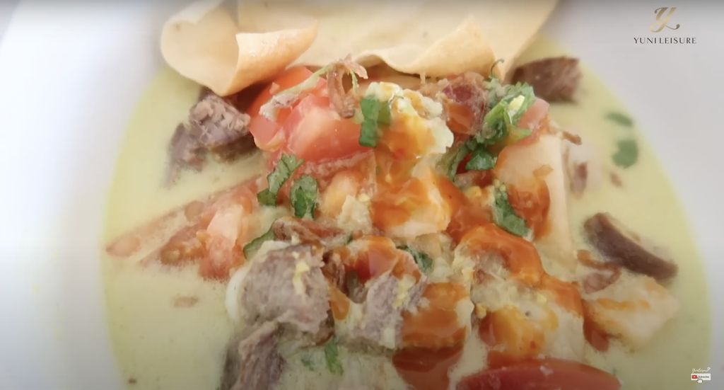 Cicip Soto Betawi, Chef Bule Ini Terpikat dengan Rasanya!
