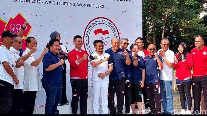Lifter Citra Febrianti dalam prosesi pengalungan medali perak kelas 53 kg putri Olimpiade 2012 dari International Olympic Committee Member Erick Thohir, di Kompleks Gelora Bung Karno, Senayan, Minggu (18/9/2022).