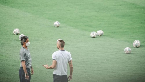 Coach Teco saat memberi pengarahan kepada pemain Bali United