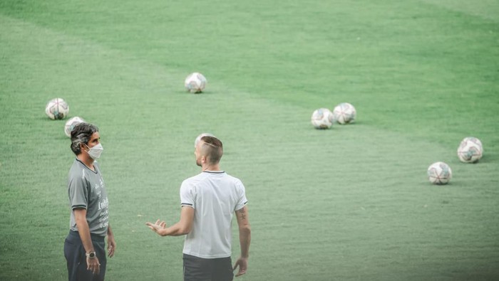 Coach Teco saat memberi pengarahan kepada pemain Bali United
