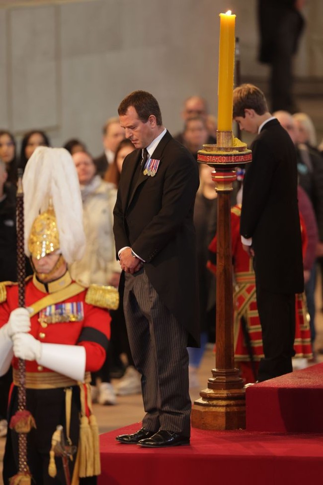 Dari delapan cucu Ratu Elizabeth II yang hadir di Westminster Hall ini diketahui yang tertua adalah Peter Phillips, usia 44 tahun, putra dari anak perempuan satu-satunya sang ratu, Putri Anne. Dan yang termuda dalah James Alexander Philip Theo Mountbatten-Windsor, usia 14 tahun, anak bungsu Pangeran Edward. Foto: Getty Images/Chris Jackson