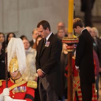 Dari delapan cucu Ratu Elizabeth II yang hadir di Westminster Hall ini diketahui yang tertua adalah Peter Phillips, usia 44 tahun, putra dari anak perempuan satu-satunya sang ratu, Putri Anne. Dan yang termuda dalah James Alexander Philip Theo Mountbatten-Windsor, usia 14 tahun, anak bungsu Pangeran Edward. Foto: Getty Images/Chris Jackson