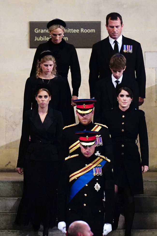 Delapan cucu Ratu Elizabeth II tersebut adalah dari bawah ke atas: Pangeran William, Pangeran Harry, Putri Beatrice, Putri Eugenie. Lady Louise Windsor, James Alexander Philip Theo Mountbatten-Windsor, Zara Tindall, Peter Phillips. Foto: Chris Jackson, Yui Mok, Ian Vogler-WPA Pool/Getty Images