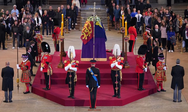 Delapan cucu Ratu Elizabeth II hadir di Westminster Hall, tempat Ratu Elizabeth II disemayamkan sebelum prosesi pemakaman resmi pada Senin (19/9/2022). Foto: Chris Jackson, Yui Mok, Ian Vogler-WPA Pool/Getty Images