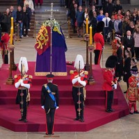 Delapan cucu Ratu Elizabeth II hadir di Westminster Hall, tempat Ratu Elizabeth II disemayamkan sebelum prosesi pemakaman resmi pada Senin (19/9/2022). Foto: Chris Jackson, Yui Mok, Ian Vogler-WPA Pool/Getty Images