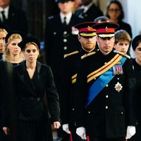 James dan kakaknya Louise serta enam cucu Ratu Elizabeth II menjaga peti mati sang nenek saat para pelayat berdatangan ke Westminster Hall. Seperti dilansir AFP, Minggu (18/9/2022), delapan cucu sang ratu menjaga peti mati selama 15 menit di dalam Westminster Hall yang telah menampung puluhan ribu pelayat sejak mendiang ratu mulai terbaring. Foto: Chris Jackson, Yui Mok, Ian Vogler-WPA Pool/Getty Images