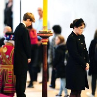 Putri Eugenie, Pangeran Harry dan cucu termuda Ratu Elizabeth II, James, menundukkan kepala mereka selama menjadi penjaga peti mati sang nenek di Westminster Hall, London. Foto: Chris Jackson, Yui Mok, Ian Vogler-WPA Pool/Getty Images