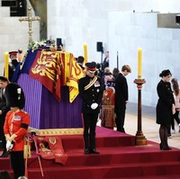 Kedelapan cucu Ratu Elizabeth II tampak berdiri diam dengan mata tertunduk saat anggota masyarakat melewatinya. Raja Charles III mengizinkan para pelayat yang telah mengantri sepanjang malam untuk melihat peti mati Ratu Elizabeth sebelum pemakaman kenegaraan. Foto: Chris Jackson, Yui Mok, Ian Vogler-WPA Pool/Getty Images