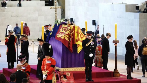 LONDON, ENGLAND - SEPTEMBER 17: Prince William, Prince of Wales, Prince Harry, Duke of Sussex, Princess Eugenie of York, Princess Beatrice of York, Peter Phillips, Zara Tindall, Lady Louise Windsor, James, Viscount Severn (obscured) arrive to hold a vigil in honour of Queen Elizabeth II at Westminster Hall on September 17, 2022 in London, England. Queen Elizabeth IIs grandchildren mount a family vigil over her coffin lying in state in Westminster Hall. Queen Elizabeth II died at Balmoral Castle in Scotland on September 8, 2022, and is succeeded by her eldest son, King Charles III. (Photo by Ian Vogler-WPA Pool/Getty Images)