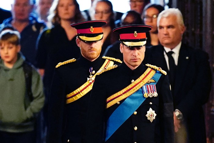 LONDON, ENGLAND - SEPTEMBER 17: Prince William, Prince of Wales, Prince Harry, Duke of Sussex, Princess Eugenie of York, Princess Beatrice of York, Peter Phillips, Zara Tindall, Lady Louise Windsor, James, Viscount Severn (obscured) arrive to hold a vigil in honour of Queen Elizabeth II at Westminster Hall on September 17, 2022 in London, England. Queen Elizabeth II's grandchildren mount a family vigil over her coffin lying in state in Westminster Hall. Queen Elizabeth II died at Balmoral Castle in Scotland on September 8, 2022, and is succeeded by her eldest son, King Charles III. (Photo by Ian Vogler-WPA Pool/Getty Images)