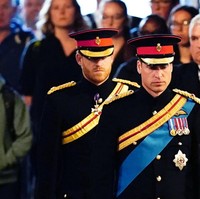 Pangeran William dan Pangeran Harry, putra Raja Charles III, memakai seragam militer mereka saat menjaga peti mati Ratu Elizabeth II. Foto: Chris Jackson, Yui Mok, Ian Vogler-WPA Pool/Getty Images