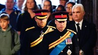 Pangeran Harry yang mengenakan seragam militer Blue Royals berada di bagian paling belakang. Foto: Chris Jackson, Yui Mok, Ian Vogler-WPA Pool/Getty Images