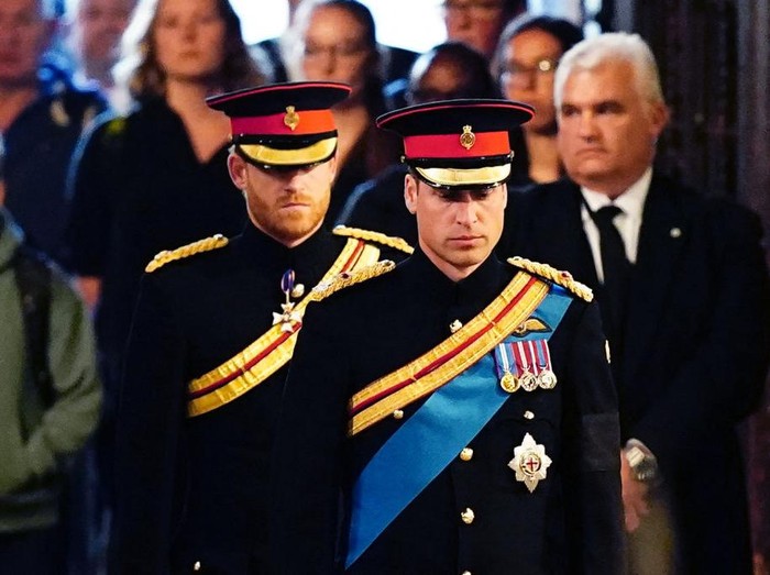 LONDON, ENGLAND - SEPTEMBER 17: Prince William, Prince of Wales, Prince Harry, Duke of Sussex, Princess Eugenie of York, Princess Beatrice of York, Peter Phillips, Zara Tindall, Lady Louise Windsor, James, Viscount Severn (obscured) arrive to hold a vigil in honour of Queen Elizabeth II at Westminster Hall on September 17, 2022 in London, England. Queen Elizabeth IIs grandchildren mount a family vigil over her coffin lying in state in Westminster Hall. Queen Elizabeth II died at Balmoral Castle in Scotland on September 8, 2022, and is succeeded by her eldest son, King Charles III. (Photo by Ian Vogler-WPA Pool/Getty Images)