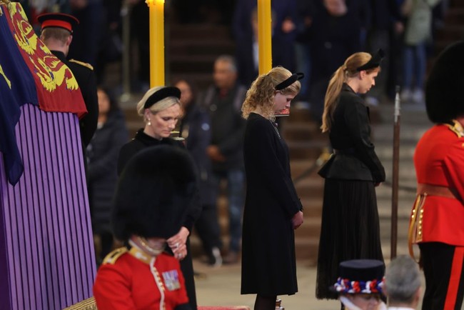 Inilah tiga cucu perempuan Ratu Elizabeth II. Dari kiri ke kanan, mereka adalah Zara Tindall, Lady Louise Windsor, dan Putri Beatrice. Foto: Chris Jackson, Yui Mok, Ian Vogler-WPA Pool/Getty Images