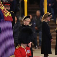 Inilah tiga cucu perempuan Ratu Elizabeth II. Dari kiri ke kanan, mereka adalah Zara Tindall, Lady Louise Windsor, dan Putri Beatrice. Foto: Chris Jackson, Yui Mok, Ian Vogler-WPA Pool/Getty Images