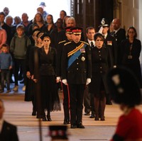 Pangeran William memimpin di depan momen delapan cucu Ratu Elizabeth II bersiap menjaga peti mati sang nenek saat para pelayat berdatangan ke Westminster Hall, London. Foto: Chris Jackson, Yui Mok, Ian Vogler-WPA Pool/Getty Images