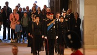Pangeran William berada di barisan paling depan memulai prosesi cucu menjaga peti jenazah Ratu Elizabeth II. Foto: Chris Jackson, Yui Mok, Ian Vogler-WPA Pool/Getty Images