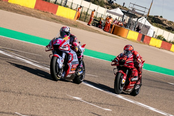 ALCANIZ, SPAIN - SEPTEMBER 18: Enea Bastianini of Italy and Gresini Racing MotoGP wins in front of Francesco Bagnaia of Italy and Ducati Lenovo Team during the race of the MotoGP Gran Premio Animoca Brands de Aragón at Motorland Aragon Circuit on September 18, 2022 in Alcaniz, Spain. (Photo by Steve Wobser/Getty Images)
