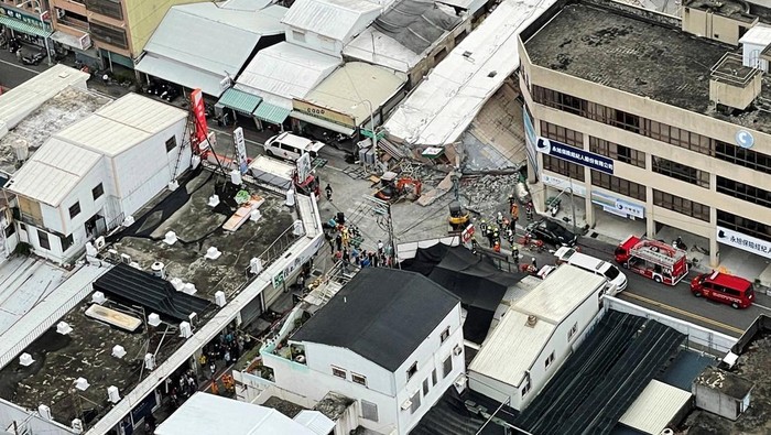 Evakuasi Korban Gempa di Taiwan Gempa bumi mengakibatkan sebuah gedung ambruk di Taiwan, Minggu (18/9/2022). Petugas pemadam kebakaran pun dikerahkan untuk mengevakuasi warga yang terjebak di reruntuhan gedung.