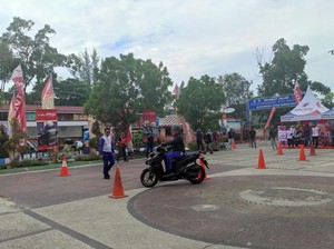 Astra Peragakan Cara Berkendara di Jalan yang Aman ke Mahasiswa