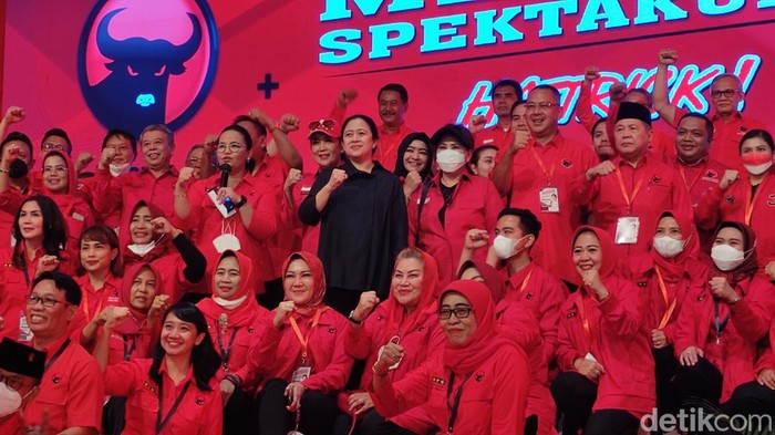 Ketua DPP PDIP Puan Maharani berfoto bersama kepala daerah, DPR.