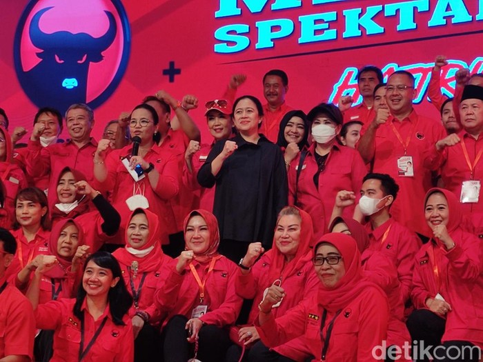 Ketua DPP PDIP Puan Maharani berfoto bersama kepala daerah, DPR.