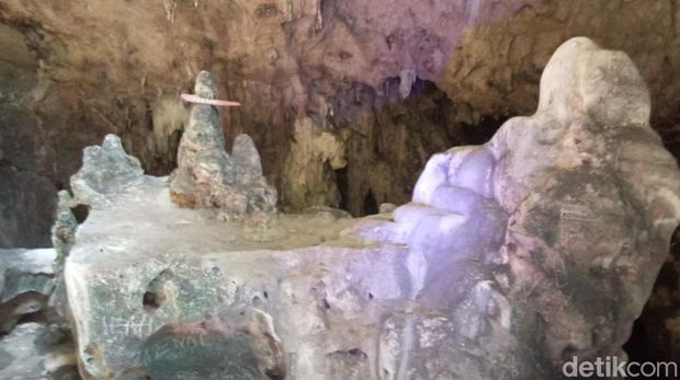 Wisata Gua Mampu di Bone yang memiliki legenda seekor anjing mengutuk satu kerajaan menjadi batu.