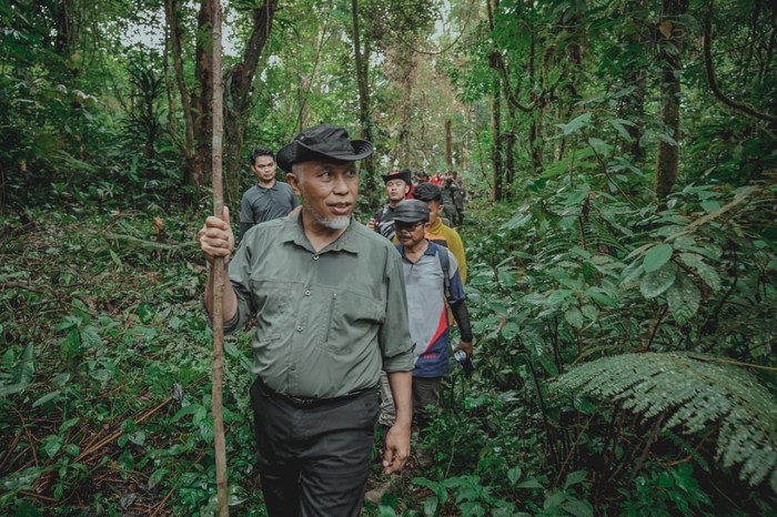 Gubernur Sumatera Barat Mahyeldi melakukan survei langsung Jalan Alternatif Malalak-Maninjau dengan berjalan kaki.