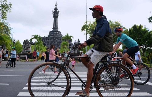 Warga berolahraga saat hari pertama pelaksanaan Hari Bebas Kendaraan Bermotor atau Car Free Day (CFD) di kawasan Lapangan Puputan Niti Mandala Renon, Denpasar, Bali, Minggu (18/9/2022). Hari Bebas Kendaraan Bermotor di Denpasar kembali dilaksanakan setelah dihentikan selama lebih dari dua tahun karena pandemi COVID-19. ANTARA FOTO/Fikri Yusuf/tom.
