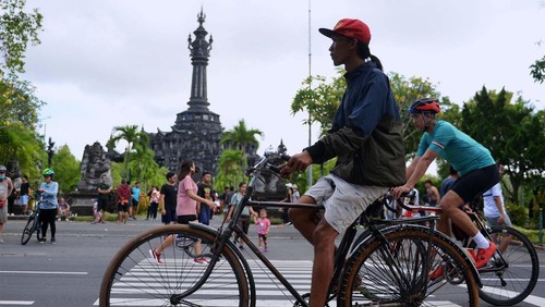 Warga berolahraga saat hari pertama pelaksanaan Hari Bebas Kendaraan Bermotor atau Car Free Day (CFD) di kawasan Lapangan Puputan Niti Mandala Renon, Denpasar, Bali, Minggu (18/9/2022). Hari Bebas Kendaraan Bermotor di Denpasar kembali dilaksanakan setelah dihentikan selama lebih dari dua tahun karena pandemi COVID-19. ANTARA FOTO/Fikri Yusuf/tom.