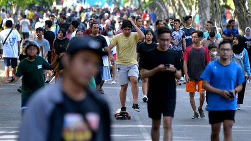 Warga berolahraga saat hari pertama pelaksanaan Hari Bebas Kendaraan Bermotor atau Car Free Day (CFD) di kawasan Lapangan Puputan Niti Mandala Renon, Denpasar, Bali, Minggu (18/9/2022). Hari Bebas Kendaraan Bermotor di Denpasar kembali dilaksanakan setelah dihentikan selama lebih dari dua tahun karena pandemi COVID-19. ANTARA FOTO/Fikri Yusuf/tom.