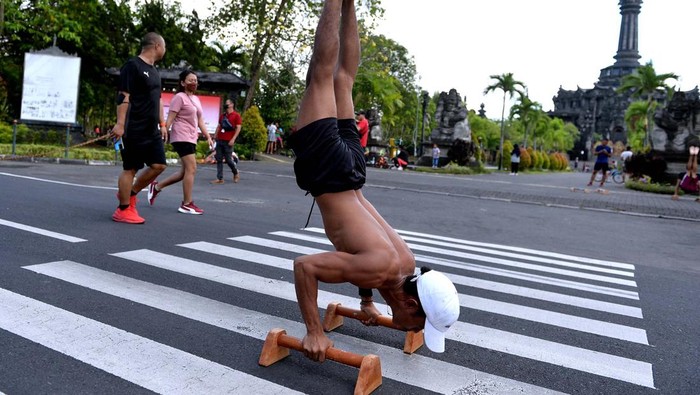 HARI BEBAS KENDARAAN BERMOTOR DI DENPASAR Warga berolahraga saat hari pertama pelaksanaan Hari Bebas Kendaraan Bermotor atau Car Free Day (CFD) di kawasan Lapangan Puputan Niti Mandala Renon, Denpasar, Bali, Minggu (18/9/2022). Hari Bebas Kendaraan Bermotor di Denpasar kembali dilaksanakan setelah dihentikan selama lebih dari dua tahun karena pandemi COVID-19. ANTARA FOTO/Fikri Yusuf/tom.