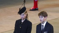 Pada momen pemakaman Ratu Elizabeth II, Lady Louise cukup mencuri perhatian. Foto: Dok. AP, Getty Images