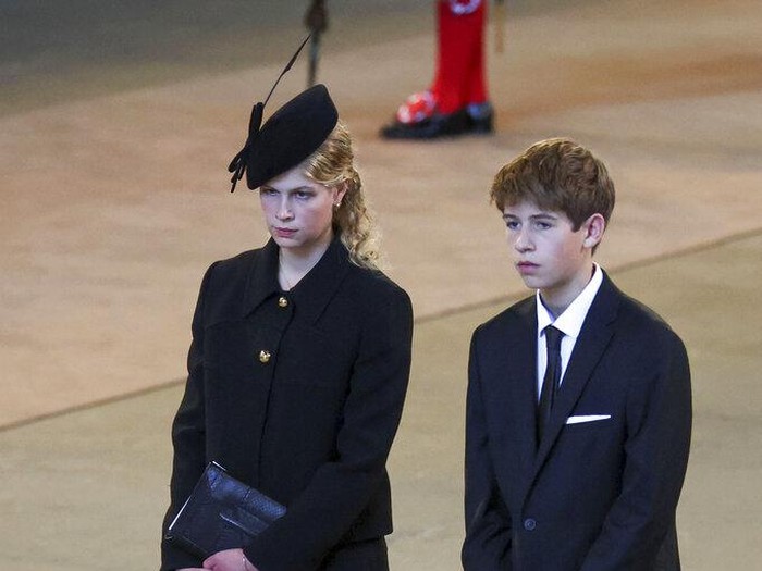 LONDON, ENGLAND - SEPTEMBER 14: James, Viscount Severn and Lady Louise Windsor pay their respects in The Palace of Westminster during the procession for the Lying-in State of Queen Elizabeth II on September 14, 2022 in London, United Kingdom. Queen Elizabeth II's coffin is taken in procession on a Gun Carriage of The King's Troop Royal Horse Artillery from Buckingham Palace to Westminster Hall where she will lay in state until the early morning of her funeral. Queen Elizabeth II died at Balmoral Castle in Scotland on September 8, 2022, and is succeeded by her eldest son, King Charles III. (Photo by Ian Vogler - WPA Pool/Getty Images)